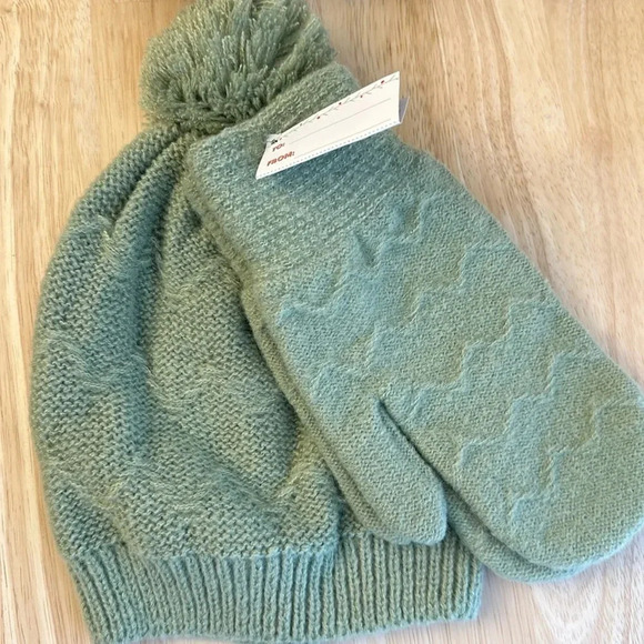 🌲🎁 NWT Beanie and Mitten Set - Picture 1 of 2